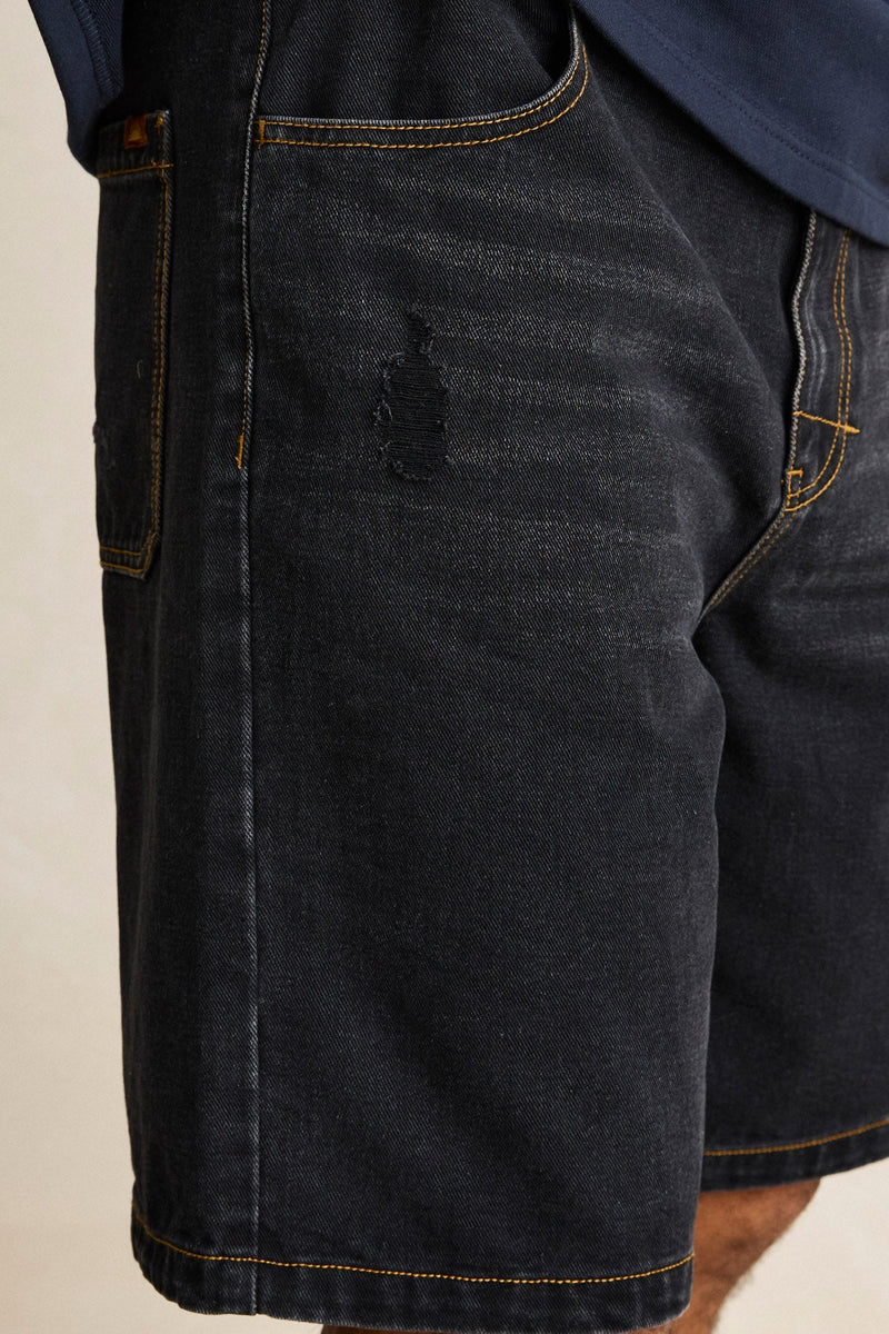 Subtle Distress Short Worn Black