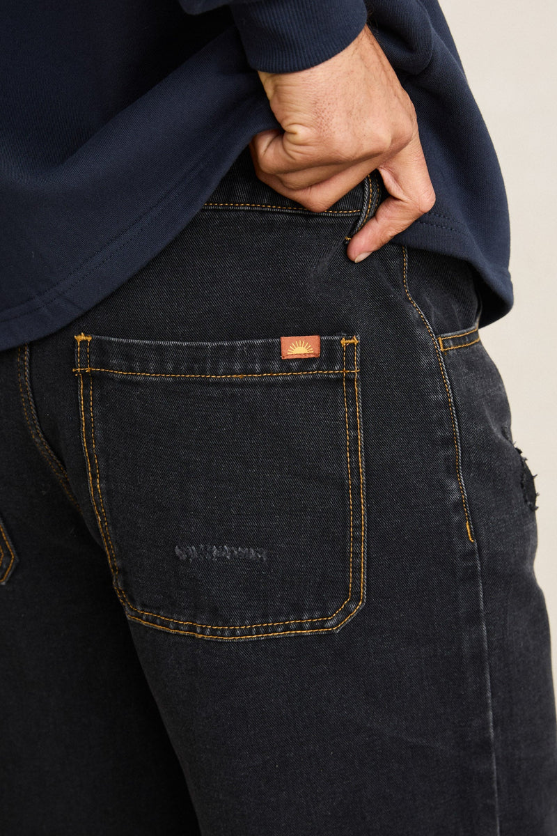 Subtle Distress Short Worn Black